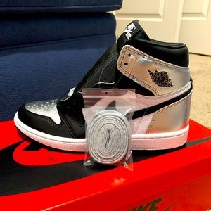 Air Jordan 1 Retro High OG 'Silver Toe'